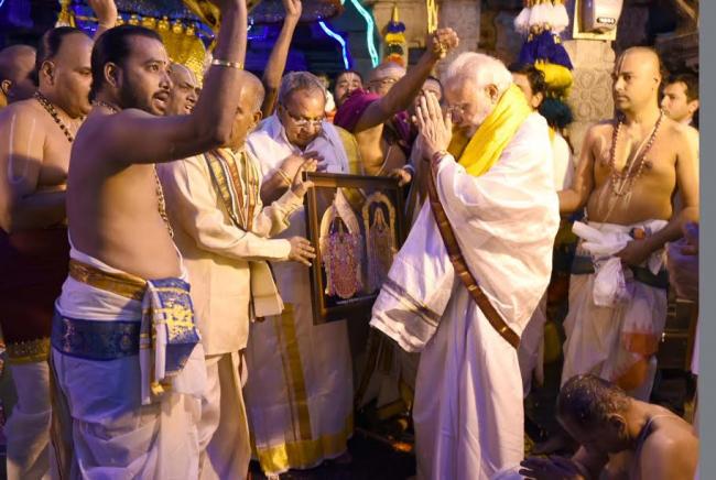 Narendra Modi being welcomed by the Governor of Andhra Pradesh and Telangana