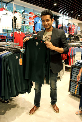 Actor Parambrata Chatterjee takes a look at fbb Big Bazaar Pujo Collection