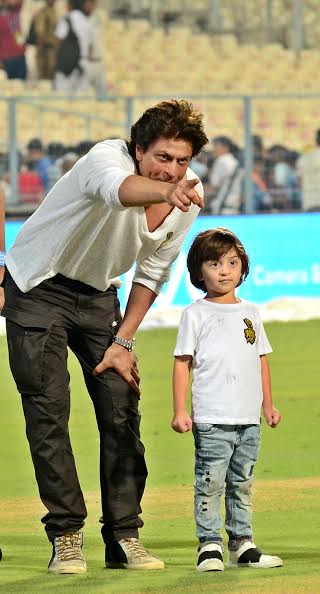 SRK along with AbRam visit Eden Gardens to cheer for KKR