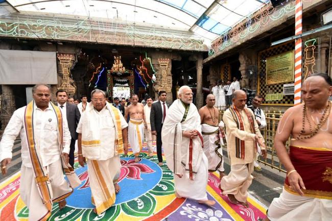 Narendra Modi being welcomed by the Governor of Andhra Pradesh and Telangana