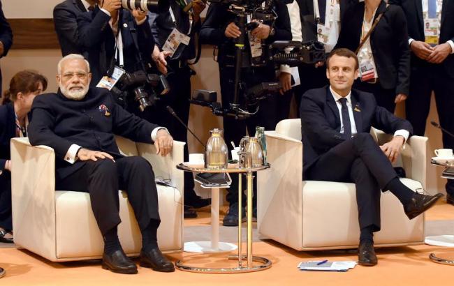 Narendra Modi being welcomed by the German Chancellor