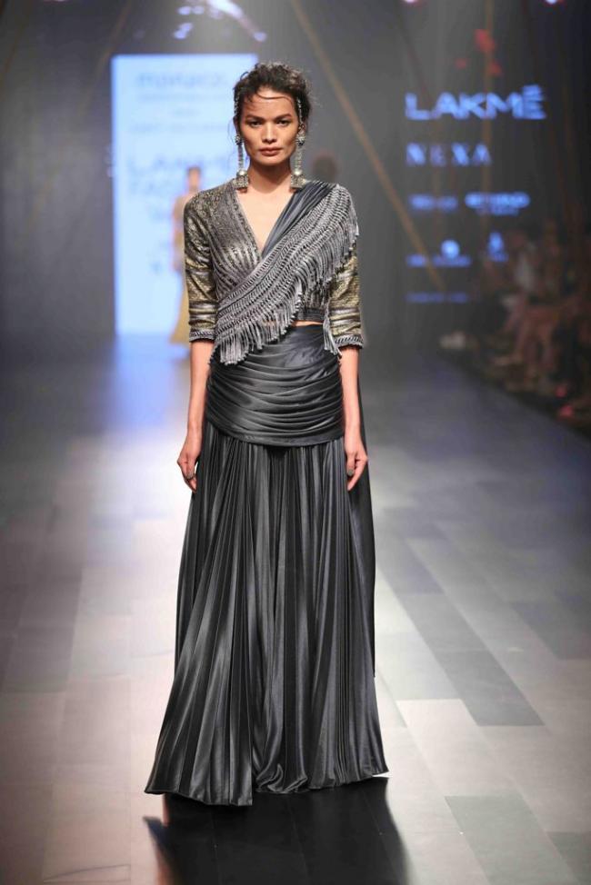 Esha Gupta sizzles ramp on third day of Lakme Fashion Week