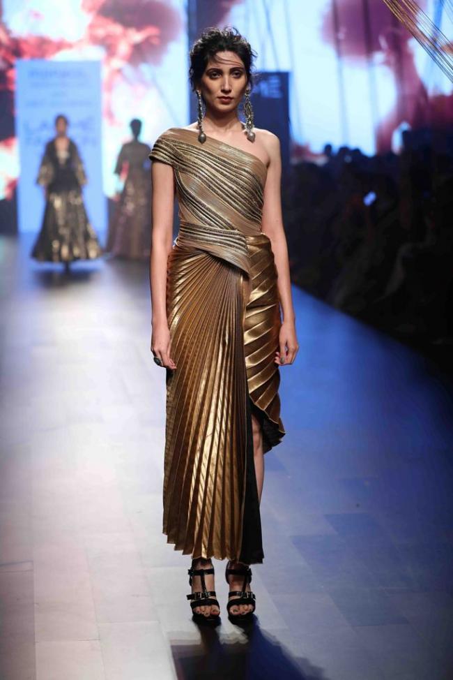 Esha Gupta sizzles ramp on third day of Lakme Fashion Week