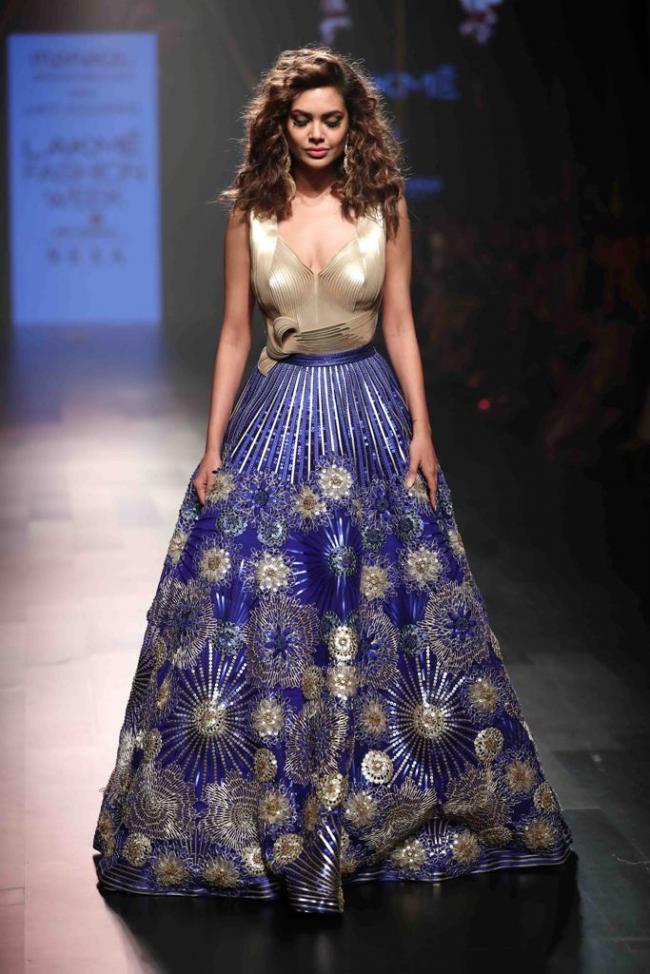 Esha Gupta sizzles ramp on third day of Lakme Fashion Week