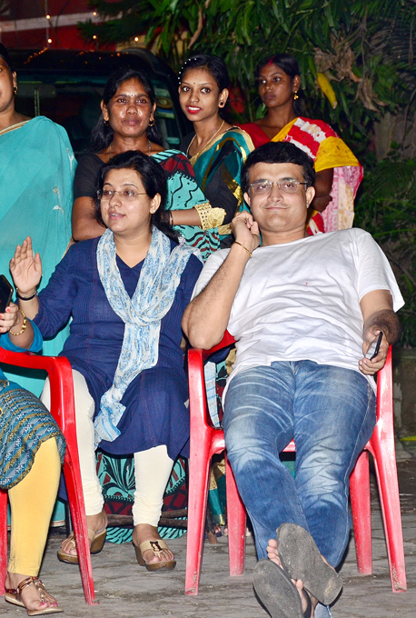 Sourav Ganguly along with his wife and daughter bid adieu to Goddess Durga in Kolkata
