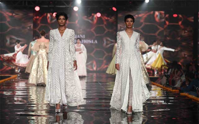 Sonam Kapoor walks down ramp for Abu Jani and Sandeep Khosla 