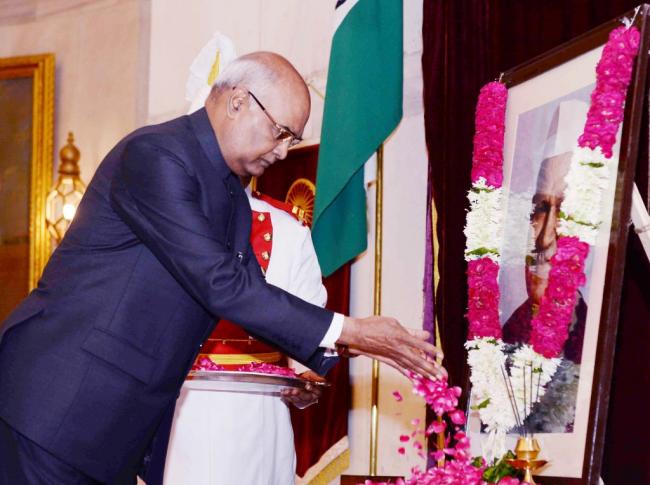 Ram Nath Kovind paying floral tribute at Rashtrapati Bhavan