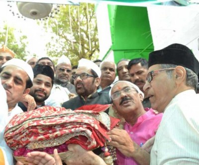 Union Minister Naqvi offers Chadar at Ajmer Sharif on behalf of PM Modi 