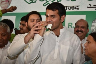 Tejashwi, Tejpratap celebrate Lalu Prasad's 70th birthday with RJD workers