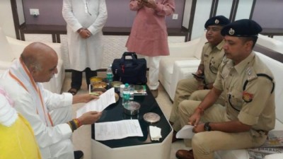 Despite ban by Assam police, Pravin Togadia reaches Guwahati