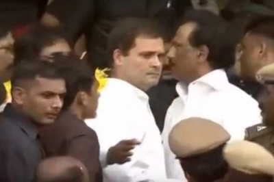 Rahul Gandhi pays tribute to Karunanidhi at Rajaji Hall in Chennai