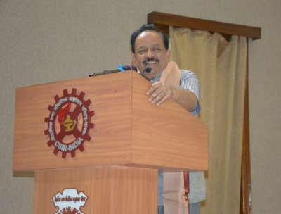 Union Minister of Science and Technology Dr. Harsh Vardhan unveils the curtain raiser of the India International Science Festival 2018 in Kolkata