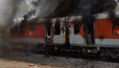 New Delhi-Vizag train catches fire near Gwalior, no casualties reported so far