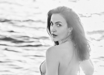 Elli AvRam shares bold image of herself on social media 