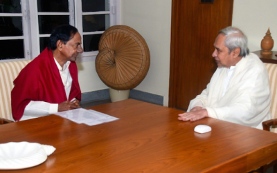 KCR talks Third Front with Naveen Patnaik