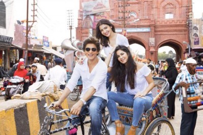 Zero actors Anushka Sharma,SRK,Katrina Kaif enjoy rickshaw ride together