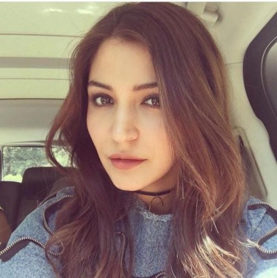 Anushka Sharma rebukes commoners for littering, Kohli shares video