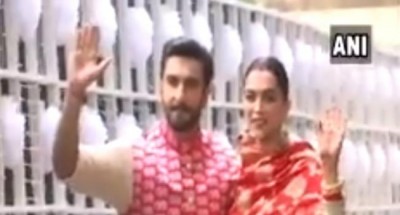 Newly weds Deepika-Ranveer return, spotted outside Mumbai home