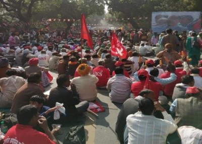 Kisan Mukti March: Farmers protest at parliament street