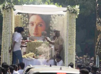 Bollywood superstar Sridevi cremated in Mumbai amid countless admirers paying respects