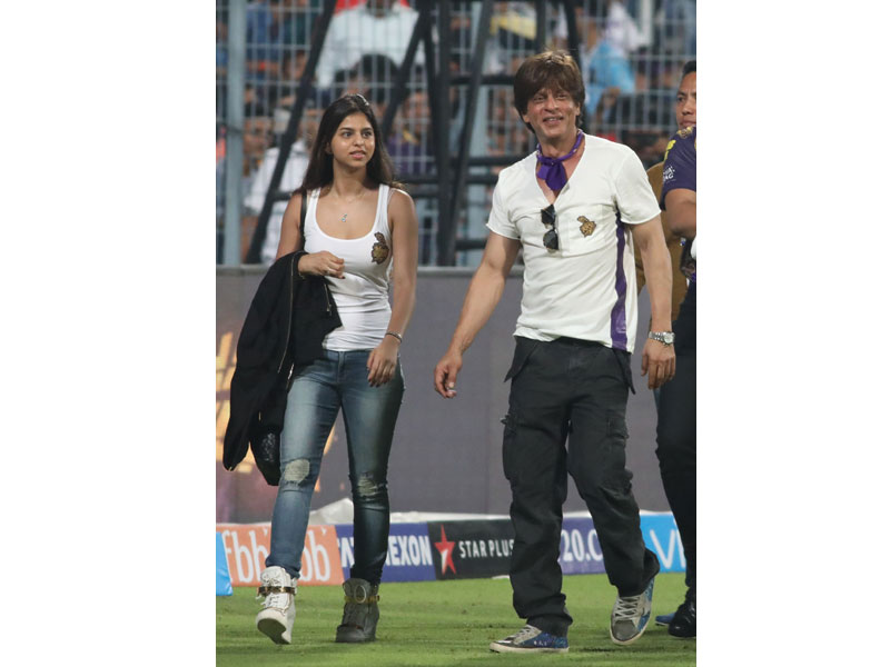 Kolkata crowd watch KKR beat RCB, Shah Rukh Khan cheers Knights