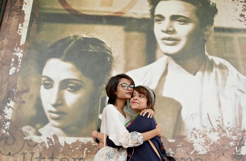 Kolkata metro harassment: Protesters indulge in hugging at Tollygunge station