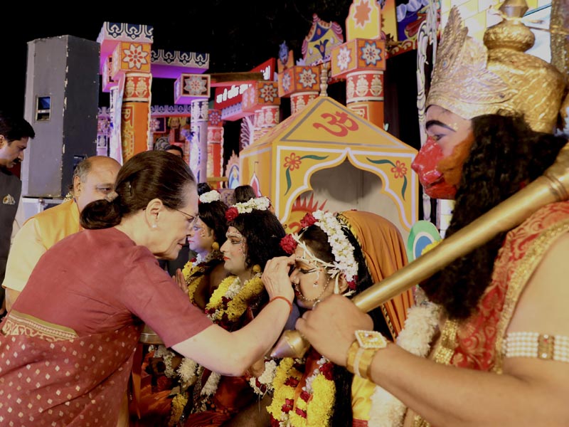 Sonia Gandhi, Prez Kovind attend Dussehra celebrations 