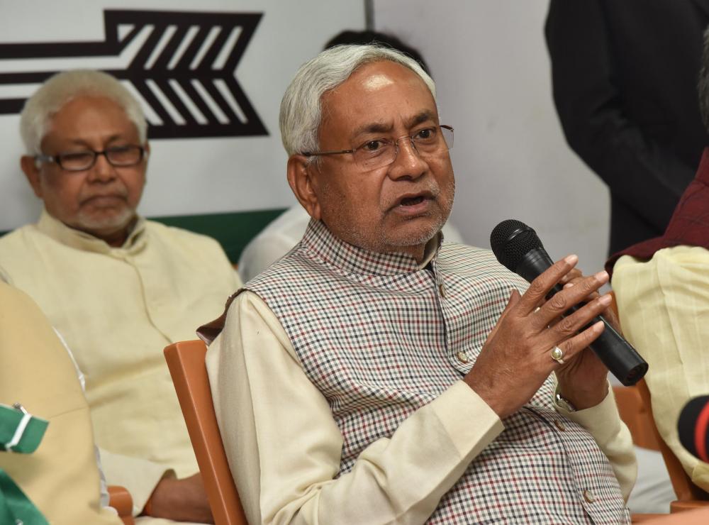 Nitish Kumar presents bouquet to social worker Narendra Singh on his joining JD(U)