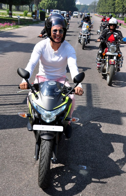  "Padman" Akshay Kumar promotes a sanitary napkin on Women's Day