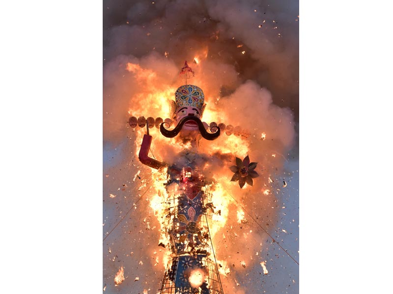 Sonia Gandhi, Prez Kovind attend Dussehra celebrations 