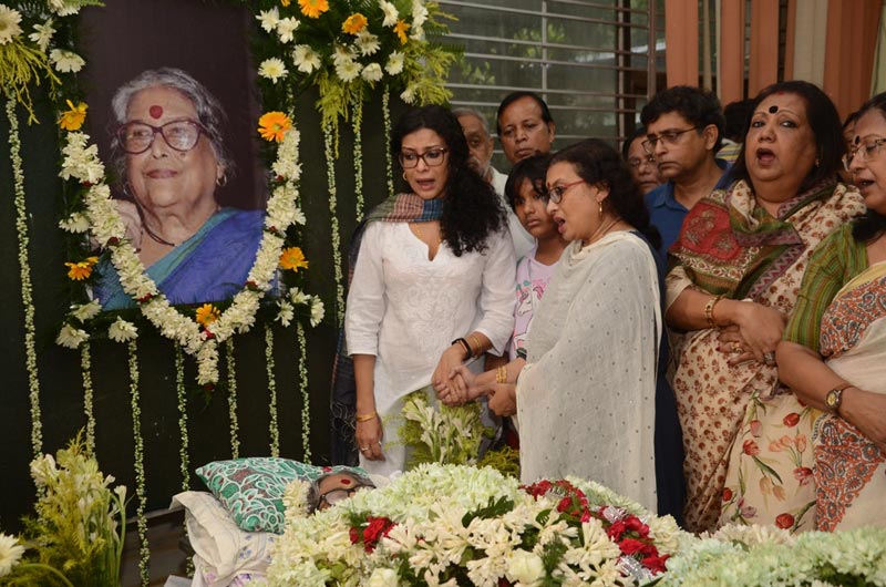 Kolkata: People bid final farewell to Nabaneeta Dev Sen