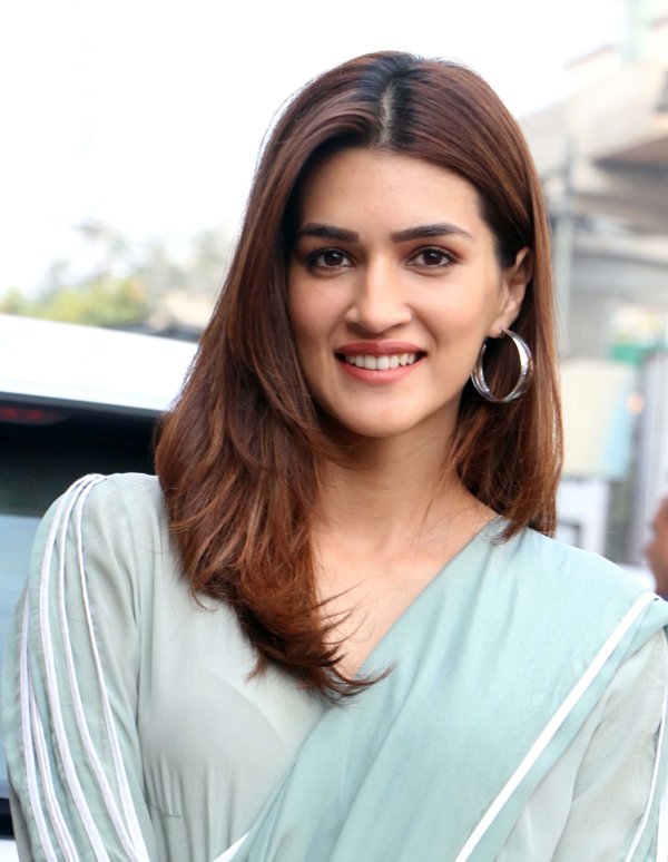 Kriti Sanon meets fans to promote her upcoming movie Panipat in Mumbai