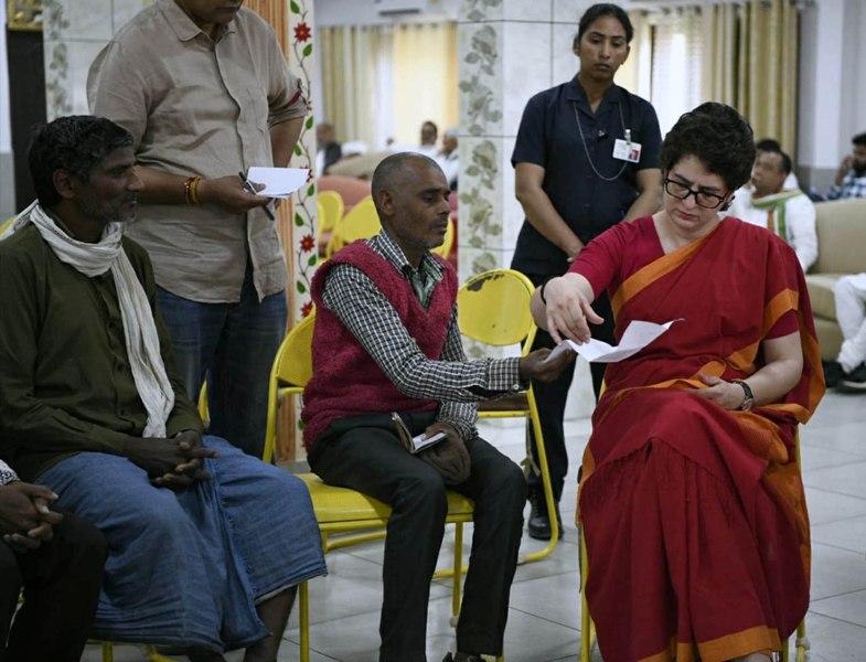 Priyanka Gandhi Vadra meets people on way to Mirzapur