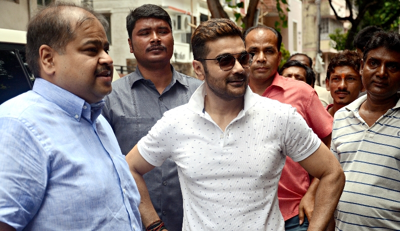 Prosenjit Chatterjee marks presence in Samaj Sebi Sangha's Khuti Pujo