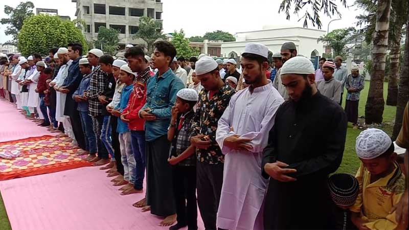 Muslims offer prayers in Jammu and Kashmir on Eid