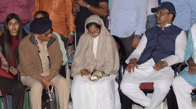  Mamata sits on dharna against CBI move to quiz Kolkata police chief