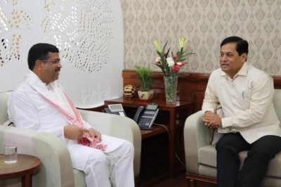 Sonowal meets Union Petroleum Minister