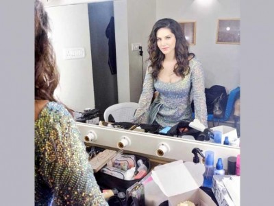 Sunny Leone looks stunning in 'mirror' image