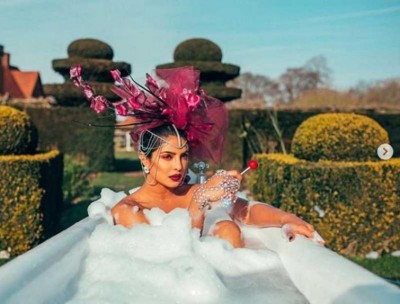 Priyanka Chopra looks hot in her 'glam' pic from Jonas Brothers' Sucker, image goes viral