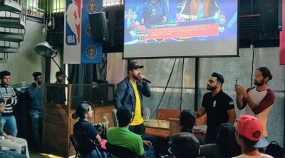 Anchor Mohit Jadhwani shares stage with Rannvijay Singha while hosting NBA Basketball initiative