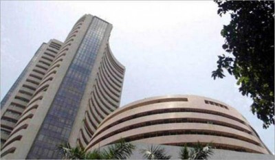 Sensex advances by 136 pts
