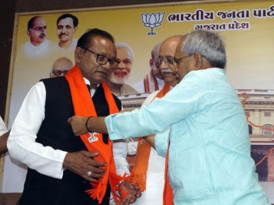 Congress MLA  Purushottam Sawariya joins BJP in Gujarat