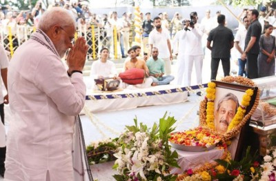 Narendra Modi pays tributes to Manohar Parrikar