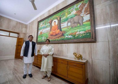 Akhilesh Yadav and Mayawati meet in Lucknow to decide their 'next step'