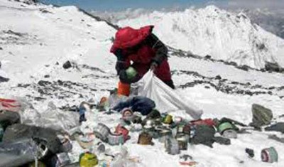 Nepal clears tonnes of trash from Mount Everest