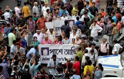 Artists, eminent personalities join doctors' protest over NRS issue in Kolkata