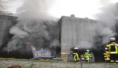 Over 300 people evacuated from supermarket in France due to fire