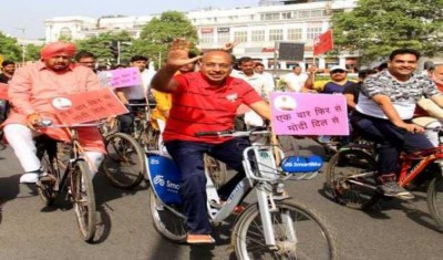 Vijay Goel cycles to support PM Narendra Modi