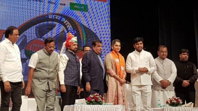 Bollywood 'Khallas' girl Isha Koppikar joins BJP before Lok Sabha polls