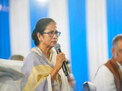 Mamata solemnly remembers those killed in "Mumbai Attacks" 